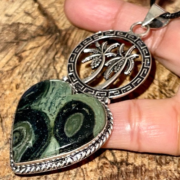 Kambaba Jasper Pendant “Peace & Tranquility Stone” - Picture 3 of 12